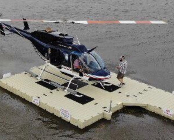 水上のヘリポート利用されているEz Dock